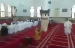 Do meczetu w czasie modlitwy wbiegł pies. No i się zaczęło… [WIDEO