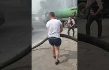 Rosyjska metoda gaszenia pożaru samochodu.