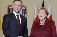 Potężny trolling Dudy. Na jego zdjęciu z Merkel jest coś... o czym na...