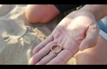 Facet znalazł zgubioną obrączkę na plaży, wykrywaczem metalu