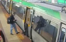 Mężczyzna wpada między peron a pociąg