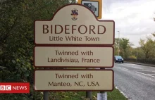 'Little White Town' jako slogan miasteczka, uznane za rasizm