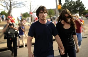 Batman (Christian Bale) odwiedza ofiary zamachu w Denver