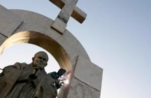 Sąd we Francji kazał usunąć pomnik papieża Polaka