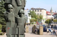 SANOK: Radziecki pomnik zniknął z sanockiego parku. „Nareszcie. Godził w...