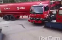 Ciężarówka z paliwem o niesamowicie ostrym zakręcie