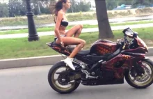 Dziewczyna na motorze