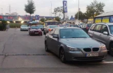 Słynne na Wykopie BMW parkuje w miejscu dla niepełnosprawnych
