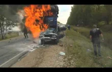 Tragiczny wypadek na Ukrainie. Kierowca uwięziony w płonącym samochodzie