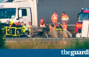 Polski kierowca ciężarówki zginął w blokadzie z kłód drzewa w Calais