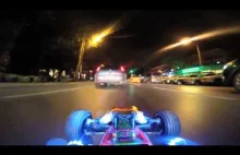 Samochodem noca w ruchu ulicznym