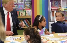 Donald Trump źle pokolorował flagę USA podczas wizyty w przedszkolu