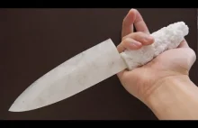 Nóż zrobiony ze styropianu