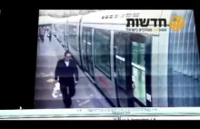 Nagranie ludzi wsiadających do pociągu.
