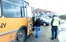 Z nogą w gipsie woził dzieci niesprawnym autobusem