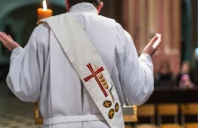 Nowy strój dla księdza. Krzyż z Brzozy smoleńskiej