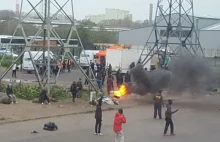 Kolejne zamieszki w Calais z udziałem uciekających przed wojną „uchodźców”.