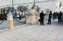 Incydent przed Pałacem Prezydenckim. Mężczyzna próbował sforsować bramę...