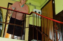 Urząd miasta przeniósł niepełnosprawną kobietę do lokalu socjalnego na 2 piętrze
