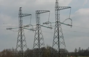 Wybudowali boisko szkolne pod linią wysokiego napięcia. Teraz nie można z...