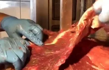 Tak przygotowuje się mięso na kebaba [wideo]