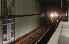 Metro: dwa pociągi na tym samym torze