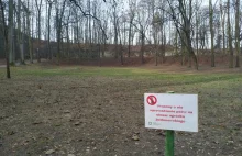 W tym parku zlikwidowano zakaz wyprowadzania psów, tabliczki usunięto
