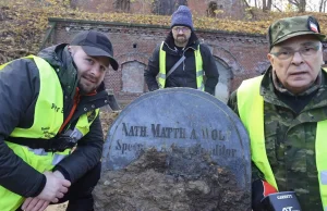 Poszukiwacze odnaleźli grób lekarza, astronoma Mateusza Nataniela Wolfa (FILM)