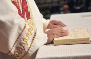 Ksiądz, który oskarżał o gwałt, został zawieszony. Sam nagabywał nieletnich.