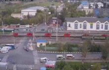 Pociąg wbija się w jadące samochody