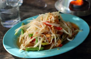 Tajska sałatka z zielonej papai bez papai