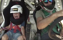 Ojciec z synem na testach driftu autem