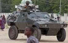 Setki nigeryjskich żołnierzy uciekło przed islamistami za granicę