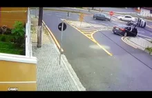 Kierowca zawraca w miejscu niedozwolonym i z impetem uderza w niego motocyklista