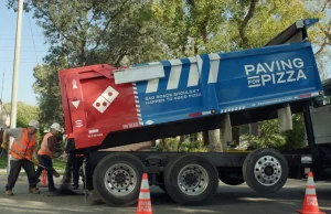 Domino's Pizza zawstydził drogowców w USA - łata dziury na drogach