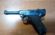 Budowlańcy burzyli dom, ze ściany wypadł słynny pistolet "Luger"