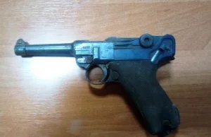 Budowlańcy burzyli dom, ze ściany wypadł słynny pistolet "Luger"