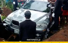 Nigeryjczyk o imieniu Azubuike pochował ojca w pachnącym nowością BMW...