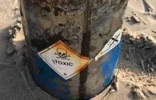 Policjant na urlopie na plaży w Sarbinowie znalazł beczkę z toksyczną substancją