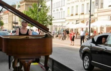 Grała na fortepianie, a z czarnej limuzyny pozdrowił ją...