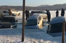 Lód zawalił się pod samochodami. Około 30 aut wpadło do wody