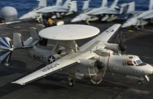 Lądujący E-2D uszkodził cztery Super Hornety