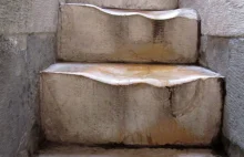 Zużyte marmurowe stopnie prowadzące na szczyt Krzywej Wieży w Pizie.