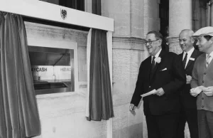 O pierwszym bankomacie i zdolności zapamiętywania czterech cyfr