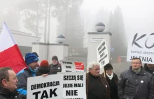 Znieważnie oraz atak na policjantów... szalikiem. Zarzuty dla działaczy KOD