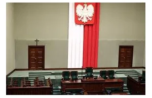 W Sejmie - Krzyż pozostał bo zwyciężył. - Nathanel - NEon24.pl