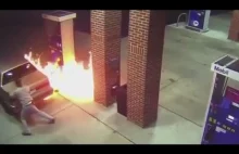 Facet próbuje na stacji benzynowej zabić pająka za pomocą zapalniczki