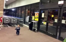 Dziecko pierwszy raz w życiu widzi dzwi automatyczne - Video
