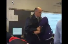 Student powala nauczyciela na ziemię, bo ten zabrał mu telefon.