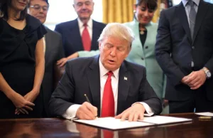 REWOLUCJA: Donald Trump podpisuje dekret o uproszczeniu regulacji